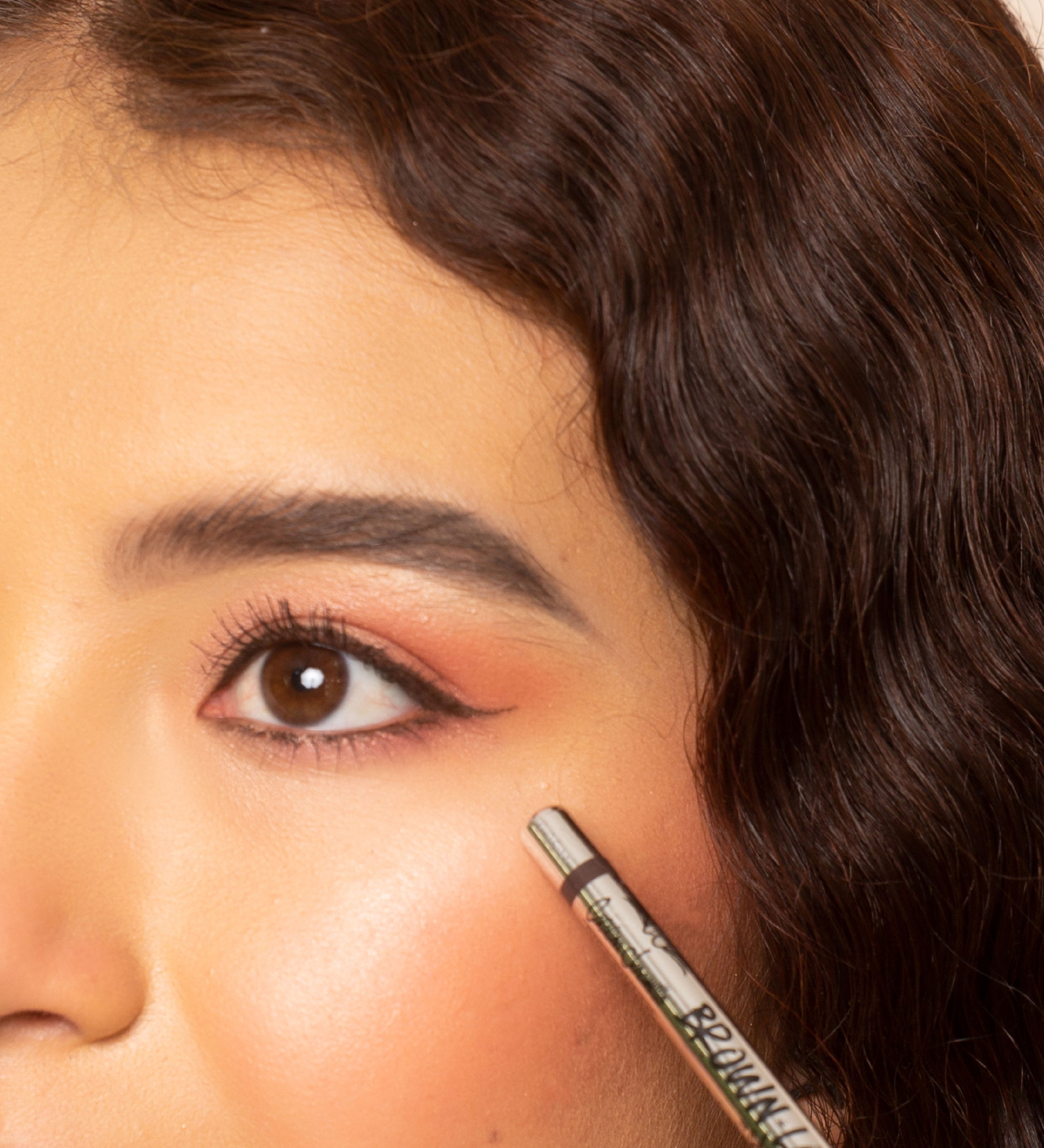 Glides easily without hurting the eyelid, High fixation due to being in gel, Waterproof Retractable eyeliner Look by Catalina Jaramillo