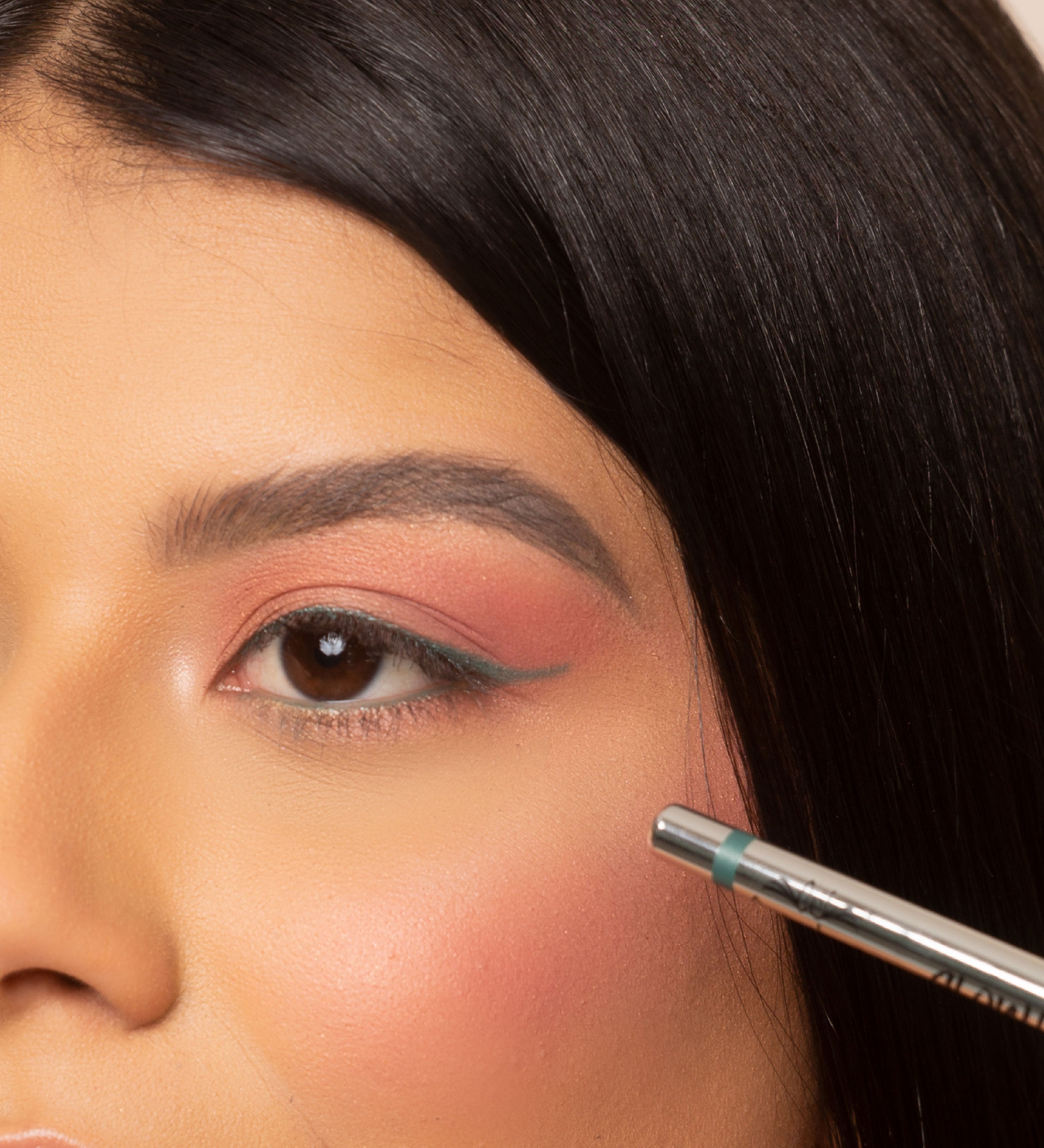 Glides easily without hurting the eyelid, High fixation due to being in gel, Waterproof Retractable eyeliner Look by Catalina Jaramillo