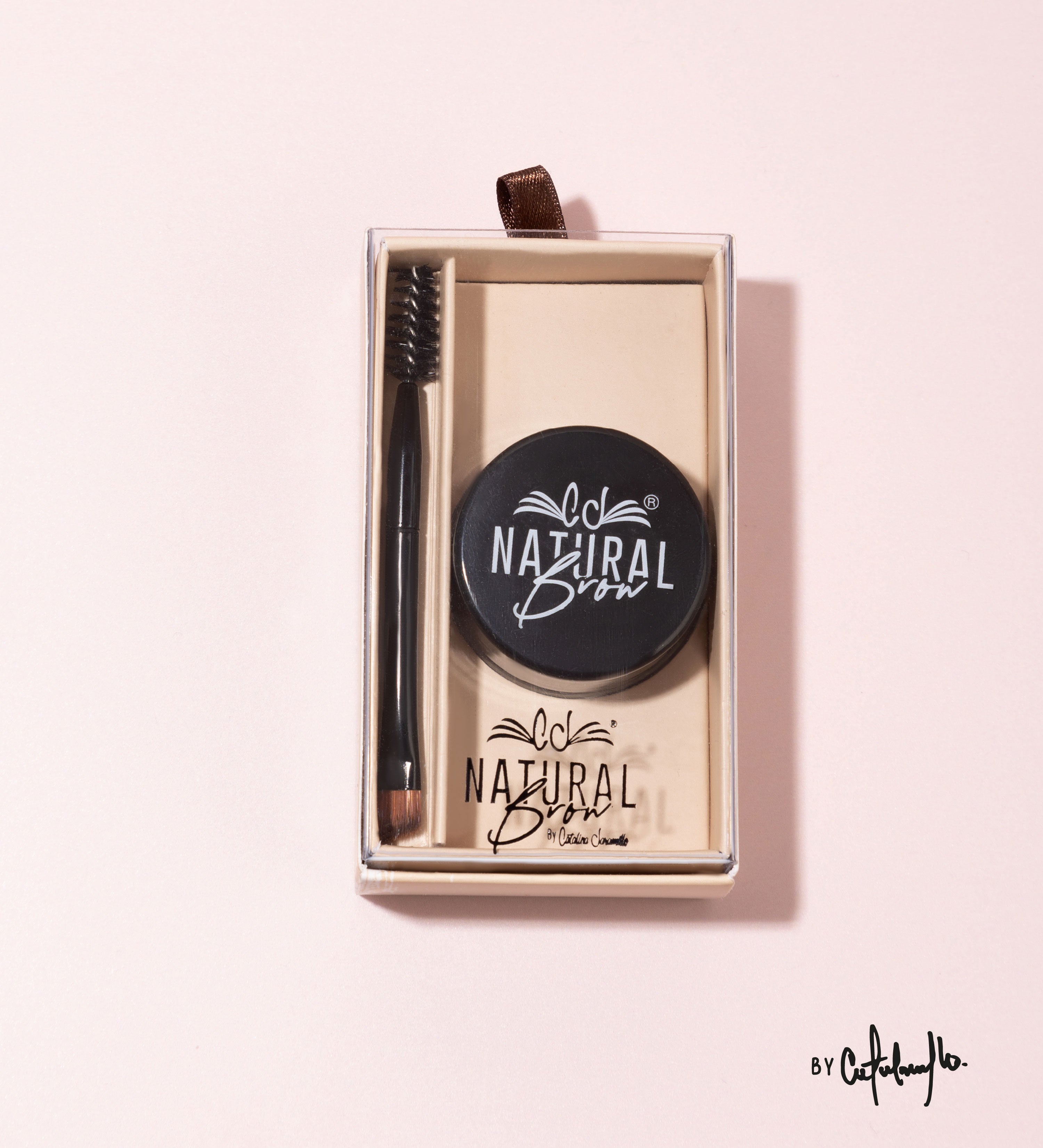 Long-lasting creamy shadow wax for eyebrows.